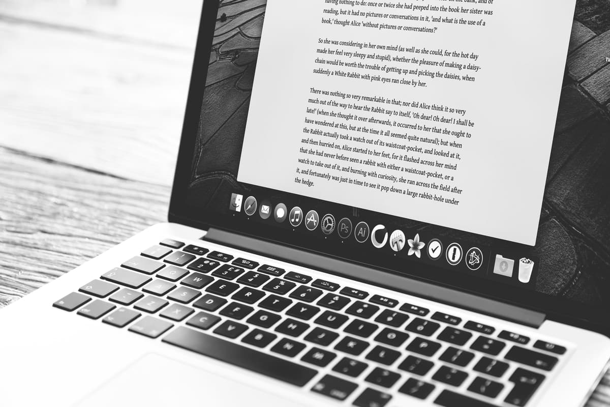 Why Outsource Your Blog Content Requirements To A Freelance Writer?